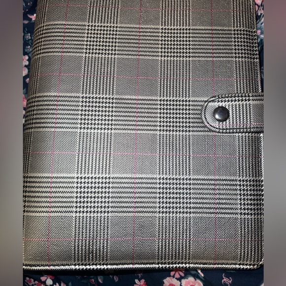 FranklinCovey Nora simulated leather snap 1.5” plaid binder - Picture 13 of 15